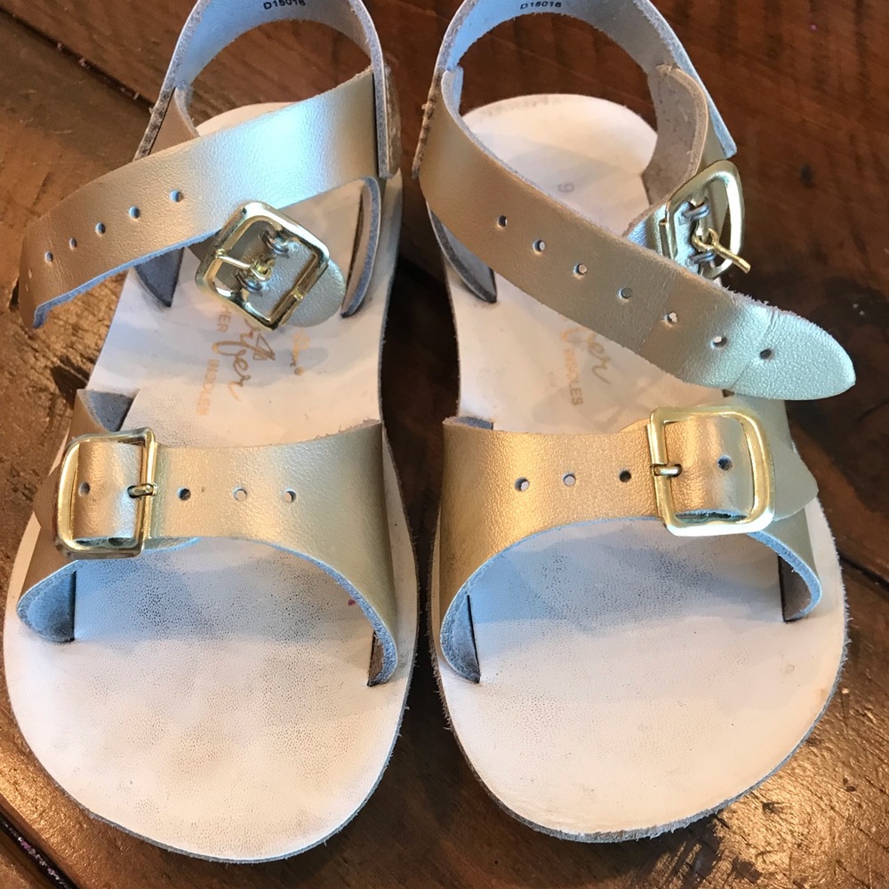 GUC saltwater sandals by Hoy. Gold and white. Sz 9